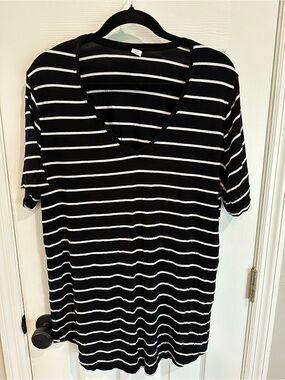 Old Navy Black & White Striped V-Neck Short Sleeve Top